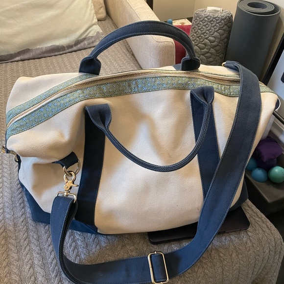 Gently used limited edition vineyard vines starfish canvas travel duffle bag! - Picture 2 of 6